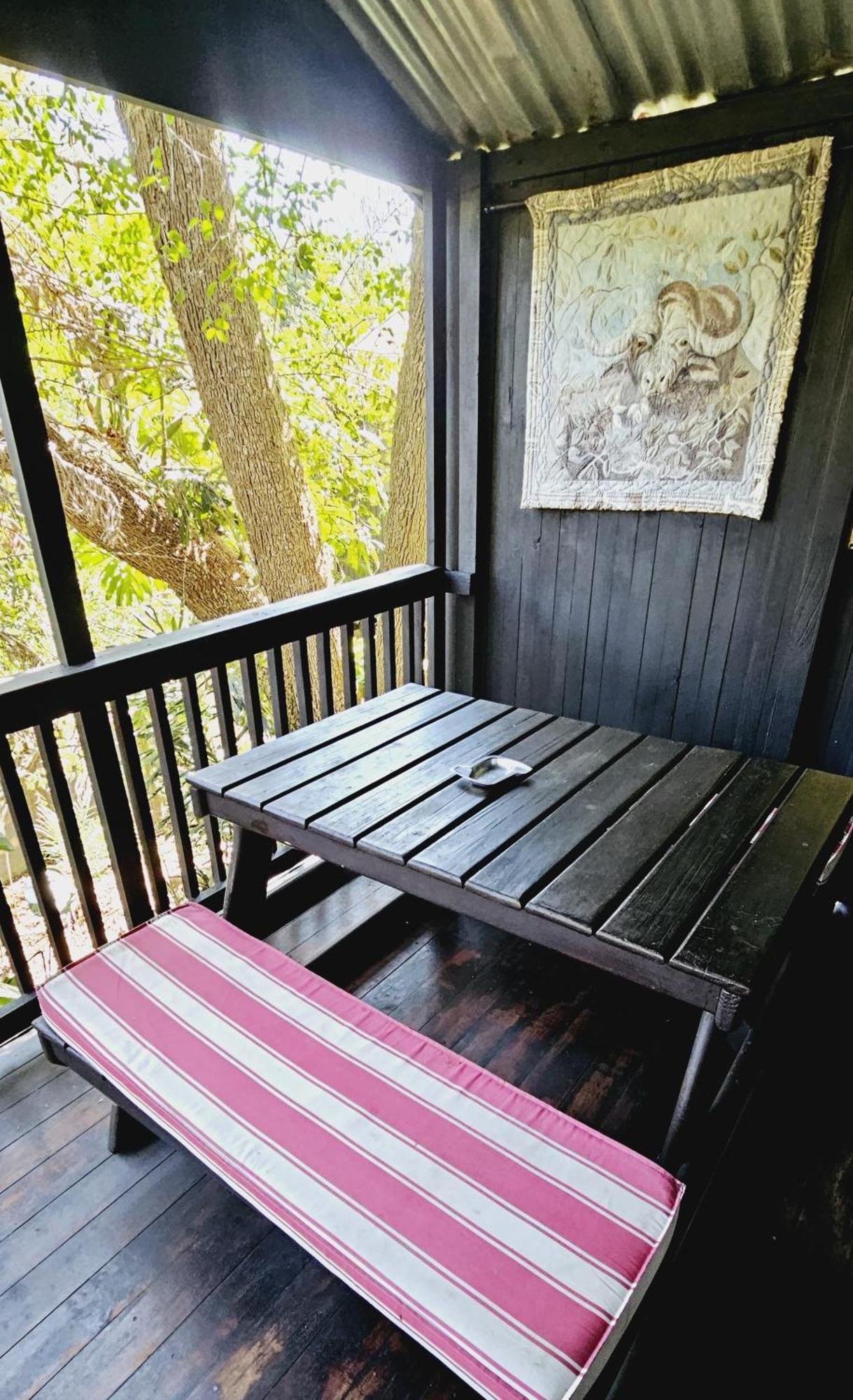 Old Vic Travellers Inn Nelspruit Mbombela Buitenkant foto